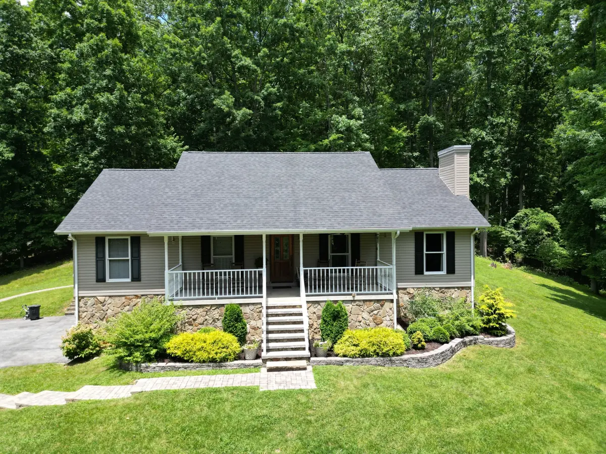Completed Palisade Roofing project in East Tennessee.